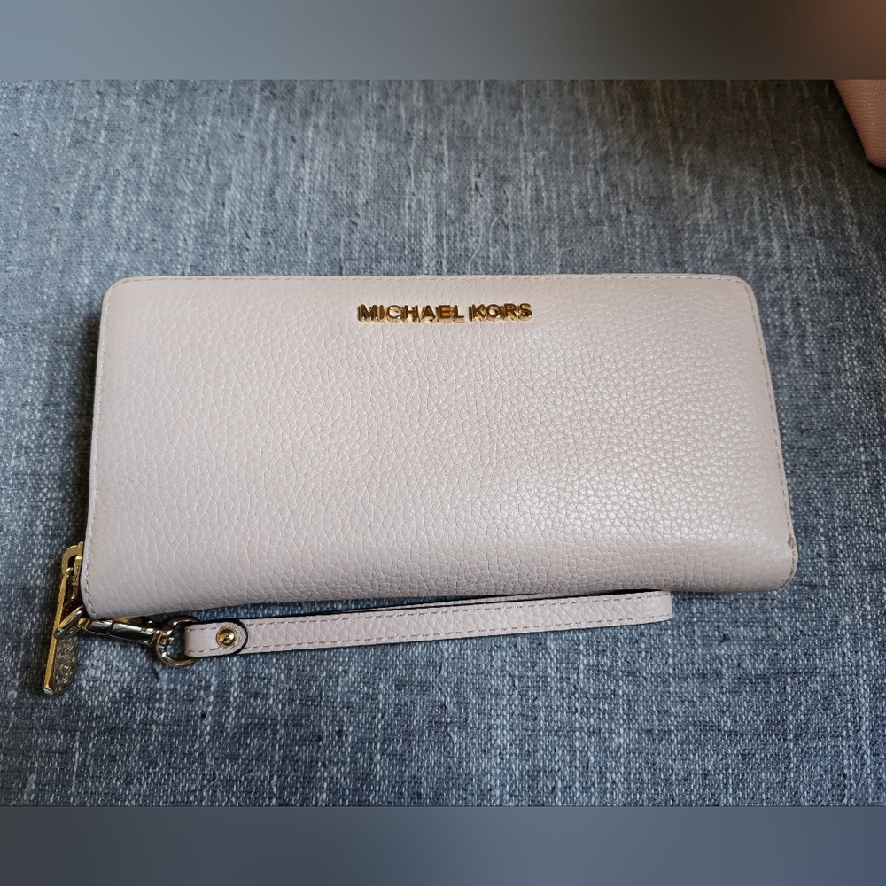 Michael Kors Light Pink Wallet